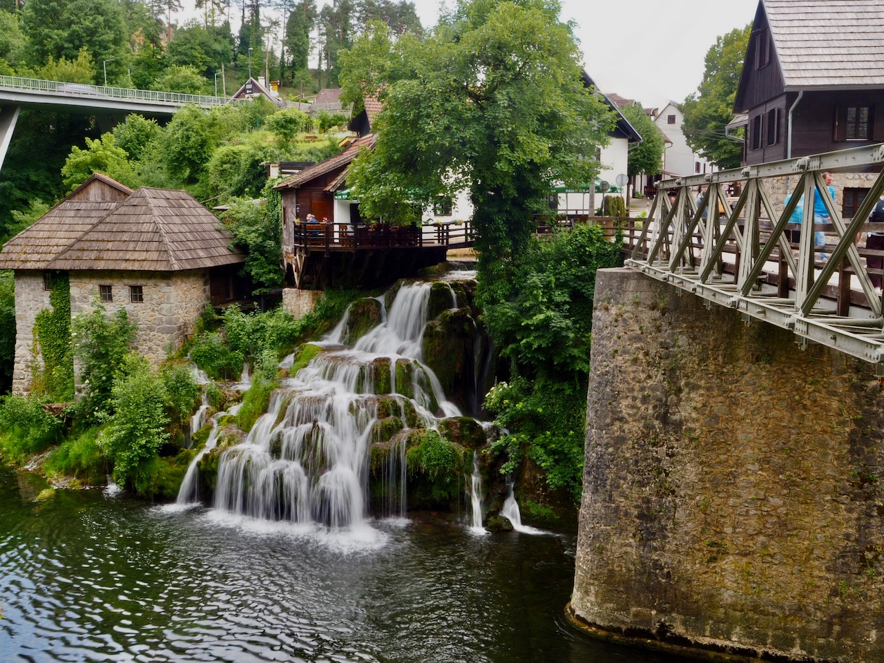 Häuser, Wasserläufe und kleine Wasserfälle im Dorf Rastoke.