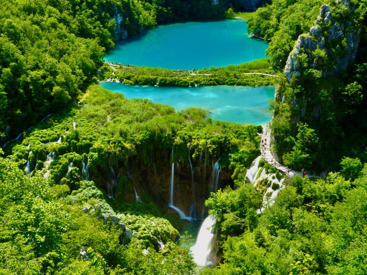 Panoramablick von einem Aussichtspunkt über Seen und Wasserfälle im Nationalpark Plitvice.