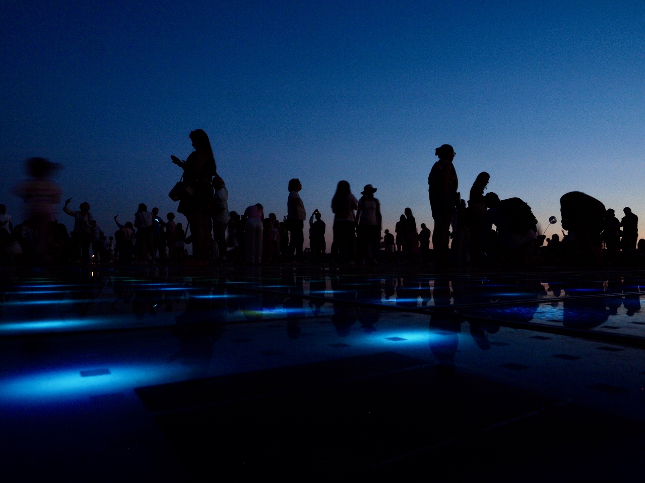 Die tief stehende Sonne erscheint als große Scheibe über dem Meer bei Zadar.
