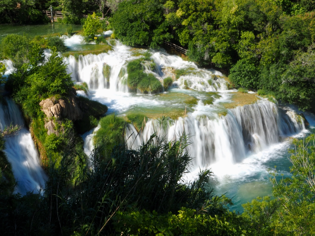 Breite Wasserfälle und grüne Vegetation im Nationalpark Krka.