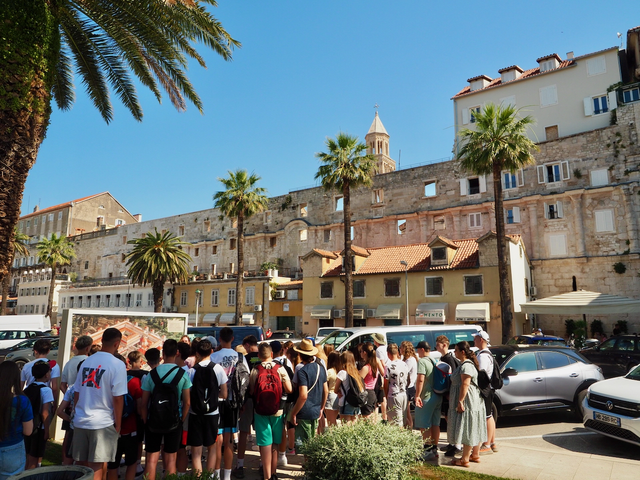 Viele Menschen an der Promenade vor dem historischen Diokletianpalast in Split.