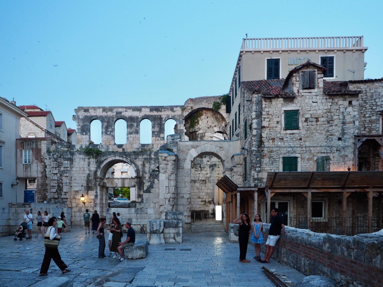 Der Diokletianpalast in Split im blauen Licht der frühen Abendstunde.