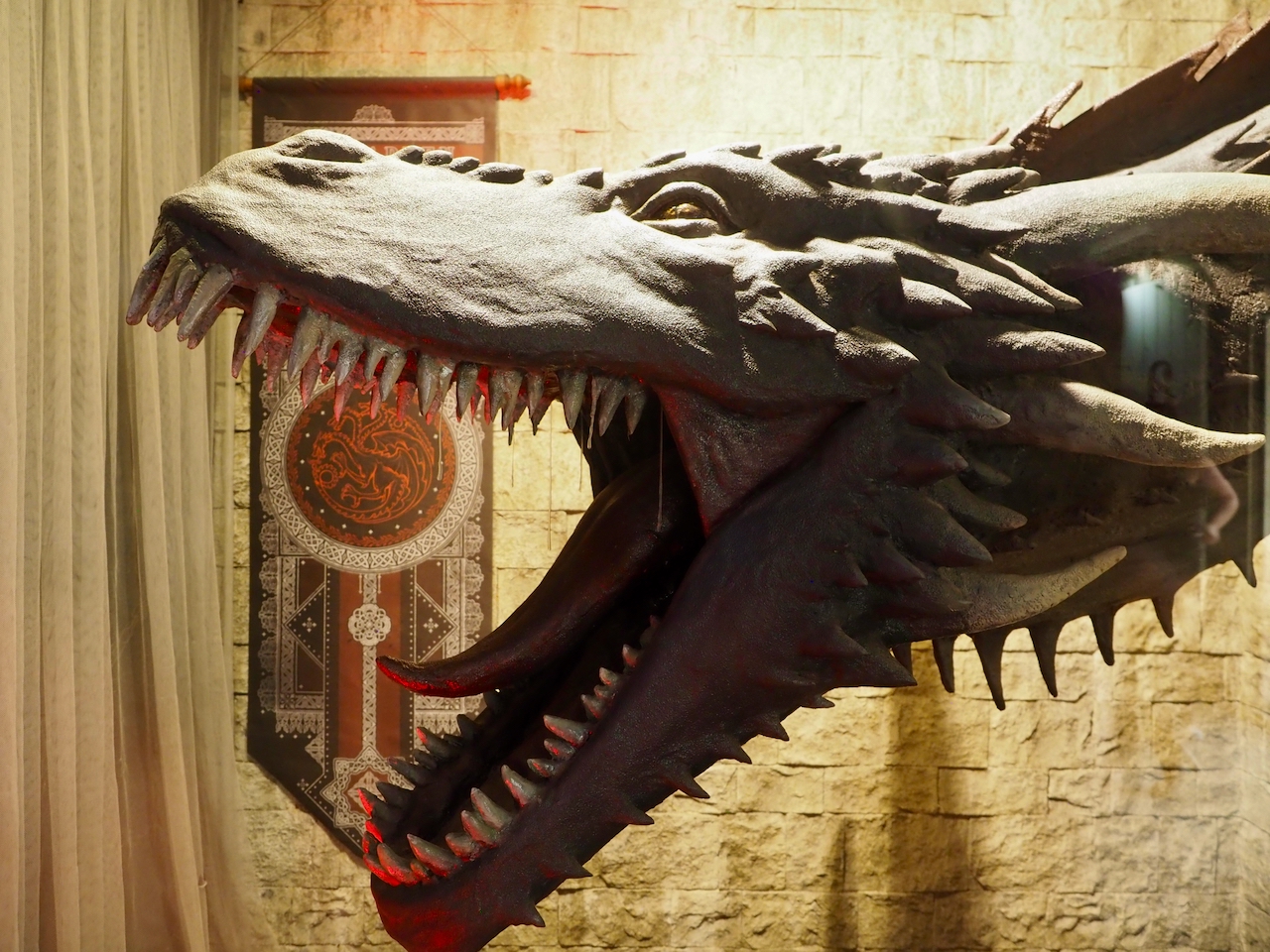 Ein Drachenkopf aus Game of Thrones ist in Split ausgestellt.