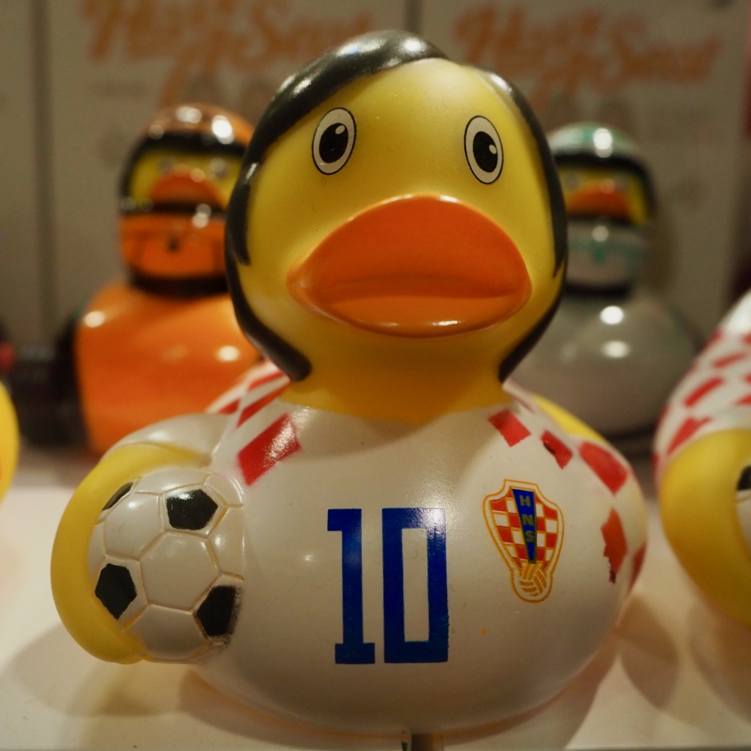 Eine gelbe Ente mit einem sichtbaren Bezug zum kroatischen Fußballer Luka Modrić.