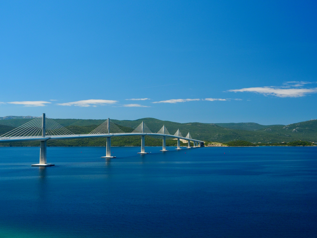 Die Pelješac-Brücke spannt sich mit hohen Pfeilern über das Meer.