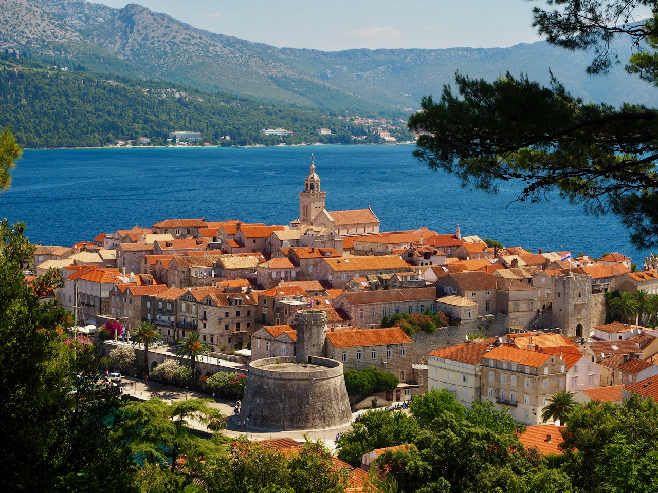 Blick über die roten Dächer der Altstadt von Korčula.