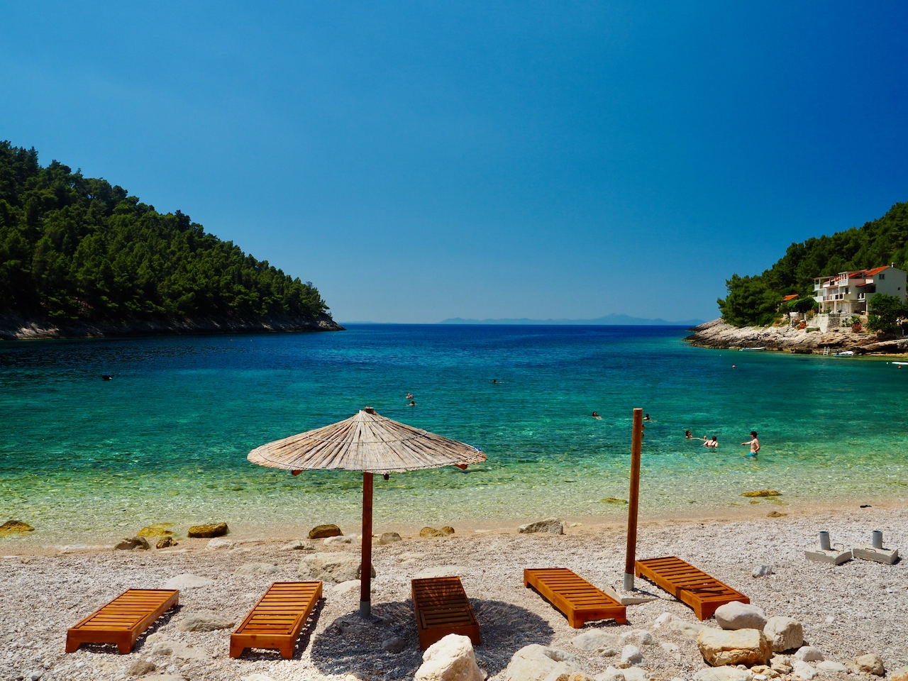 Die Bucht Pupnatska Luka auf Korčula mit hellem Strand und blauem Wasser.