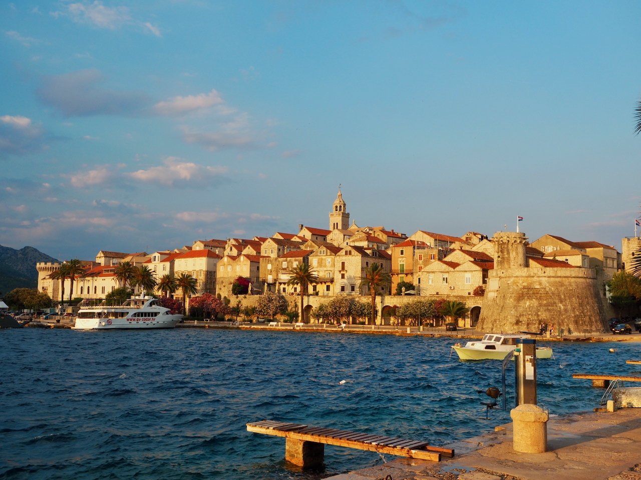 Die Altstadt von Korčula im warmen Licht des Abends.
