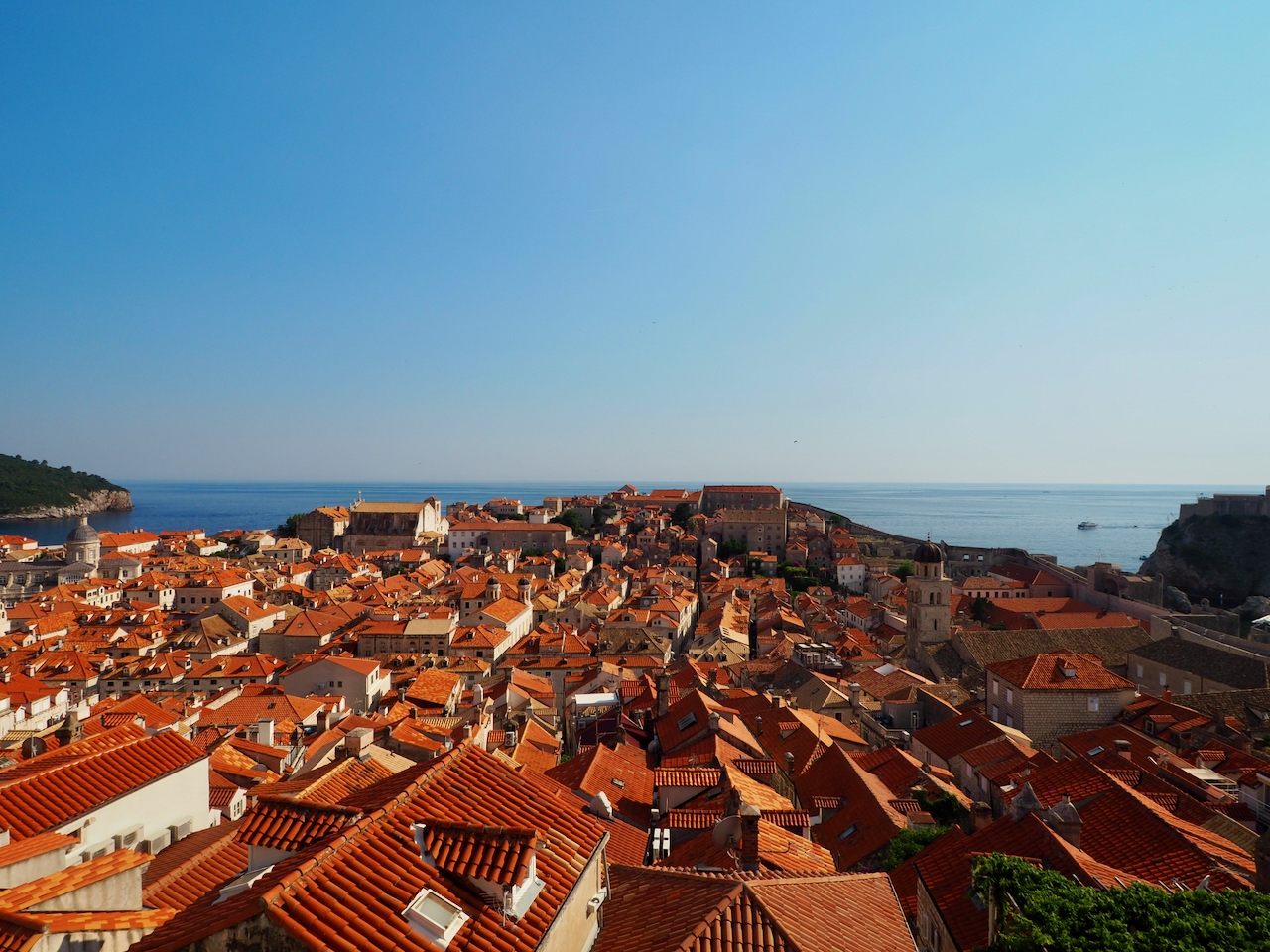 Blick von der Stadtmauer über die roten Dächer der Altstadt von Dubrovnik.