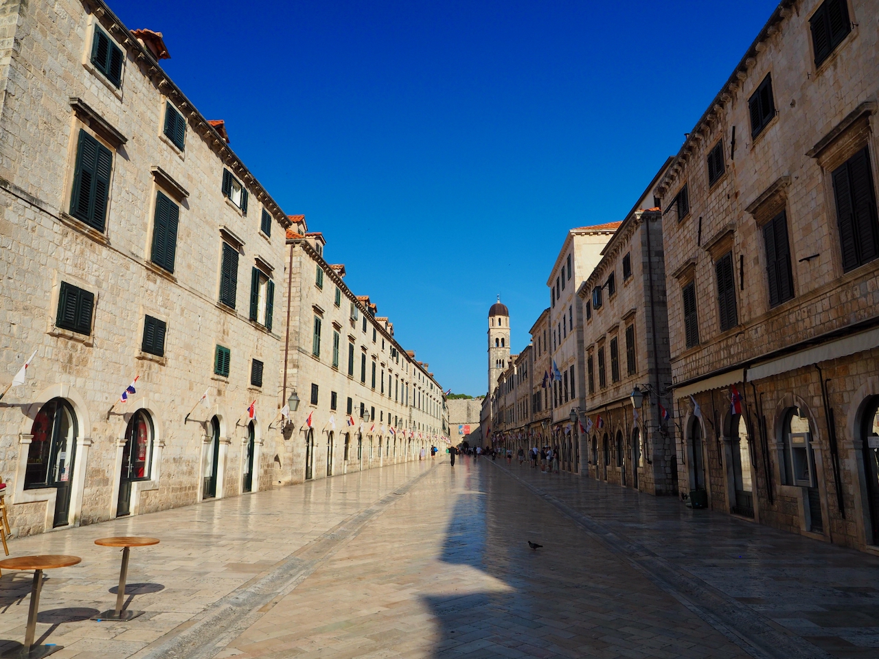 Blick entlang des breiten Stradun durch die Altstadt von Dubrovnik.