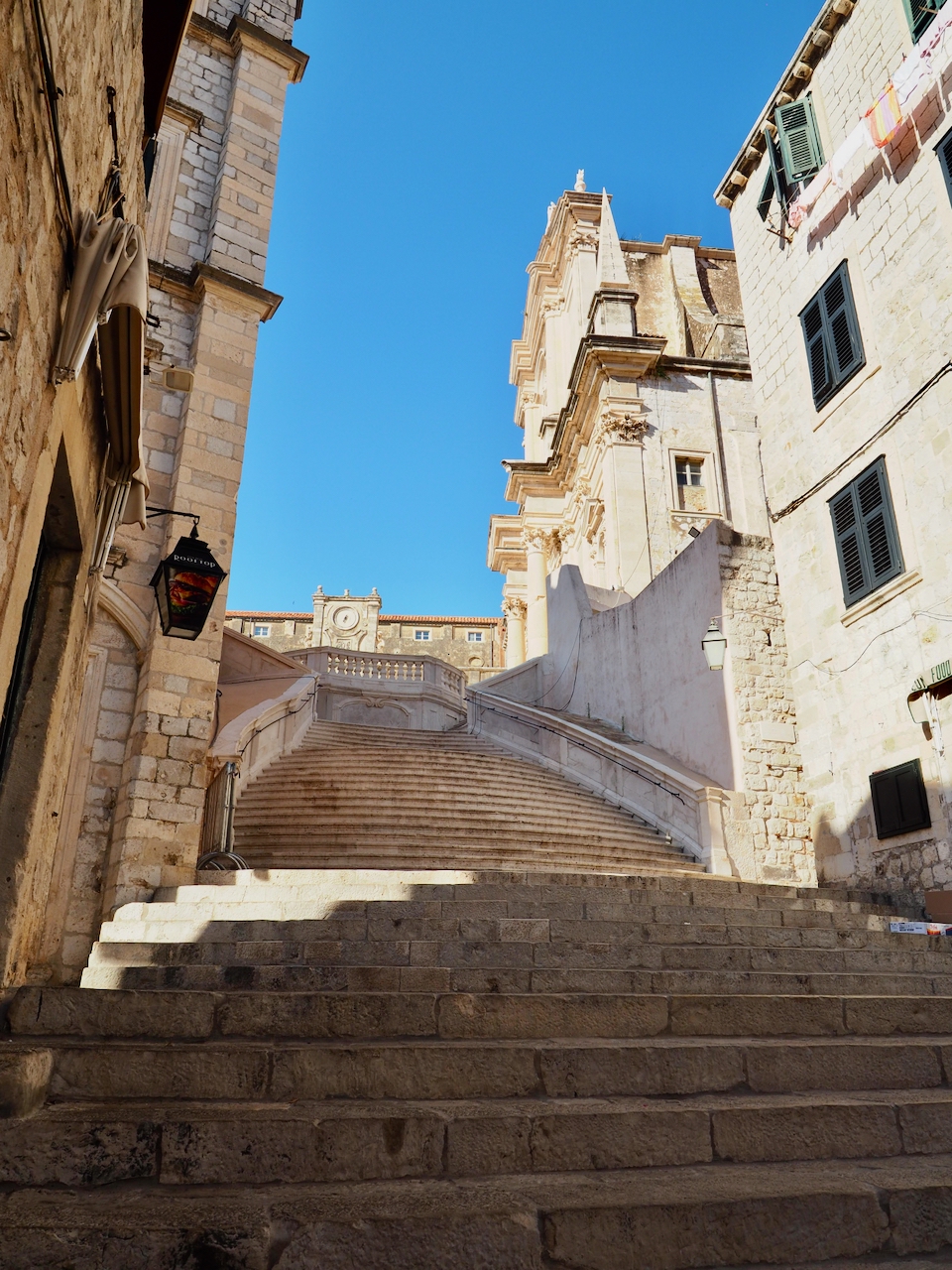 Die breite barocke Jesuitentreppe in der Altstadt von Dubrovnik.