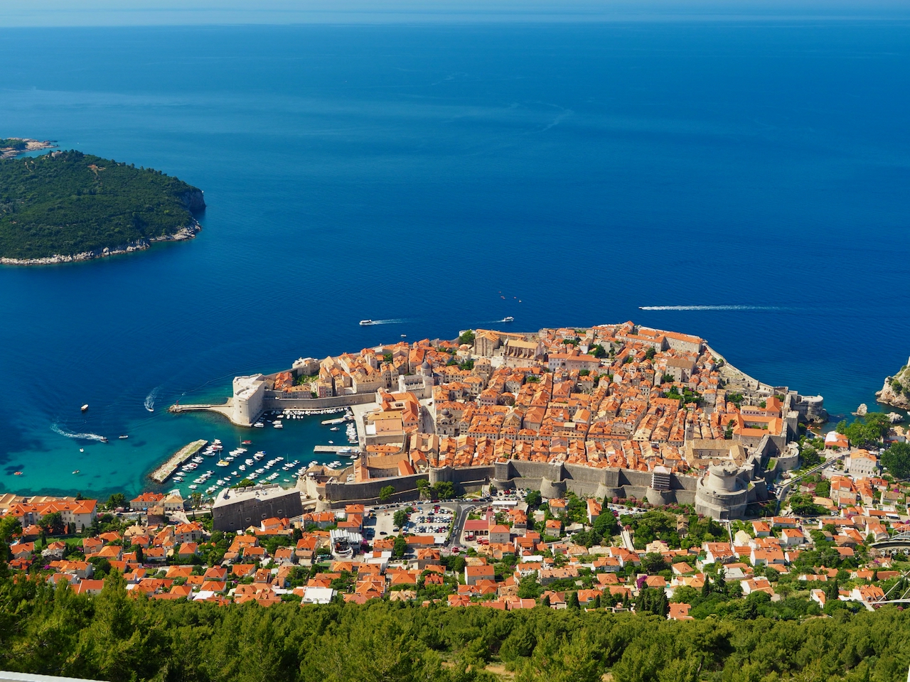 Blick vom Berg oberhalb Dubrovniks auf die Altstadt und die Adria.