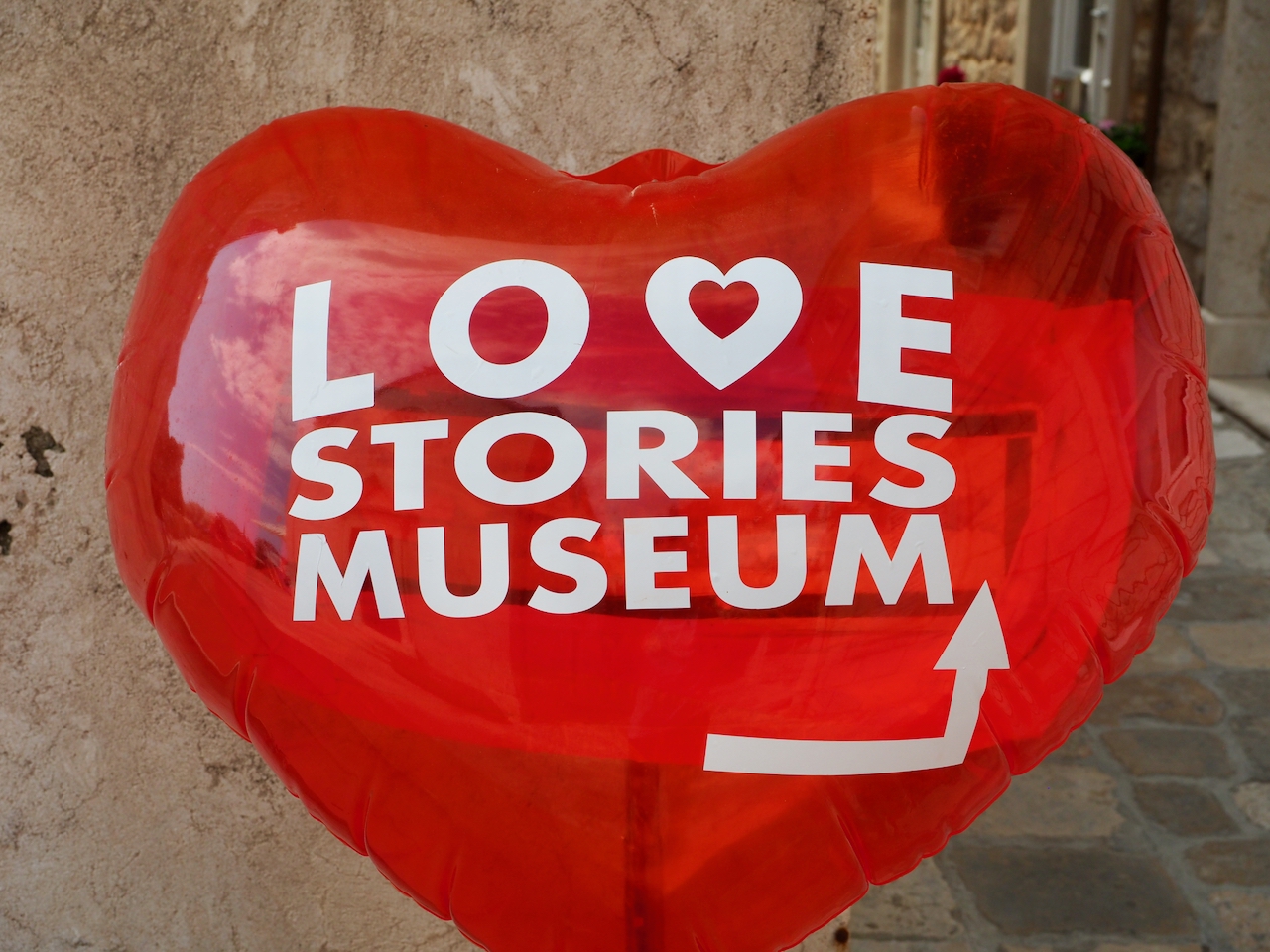 Ein herzförmiger Luftballon mit der Aufschrift „Love Stories Museum“ in Dubrovnik.