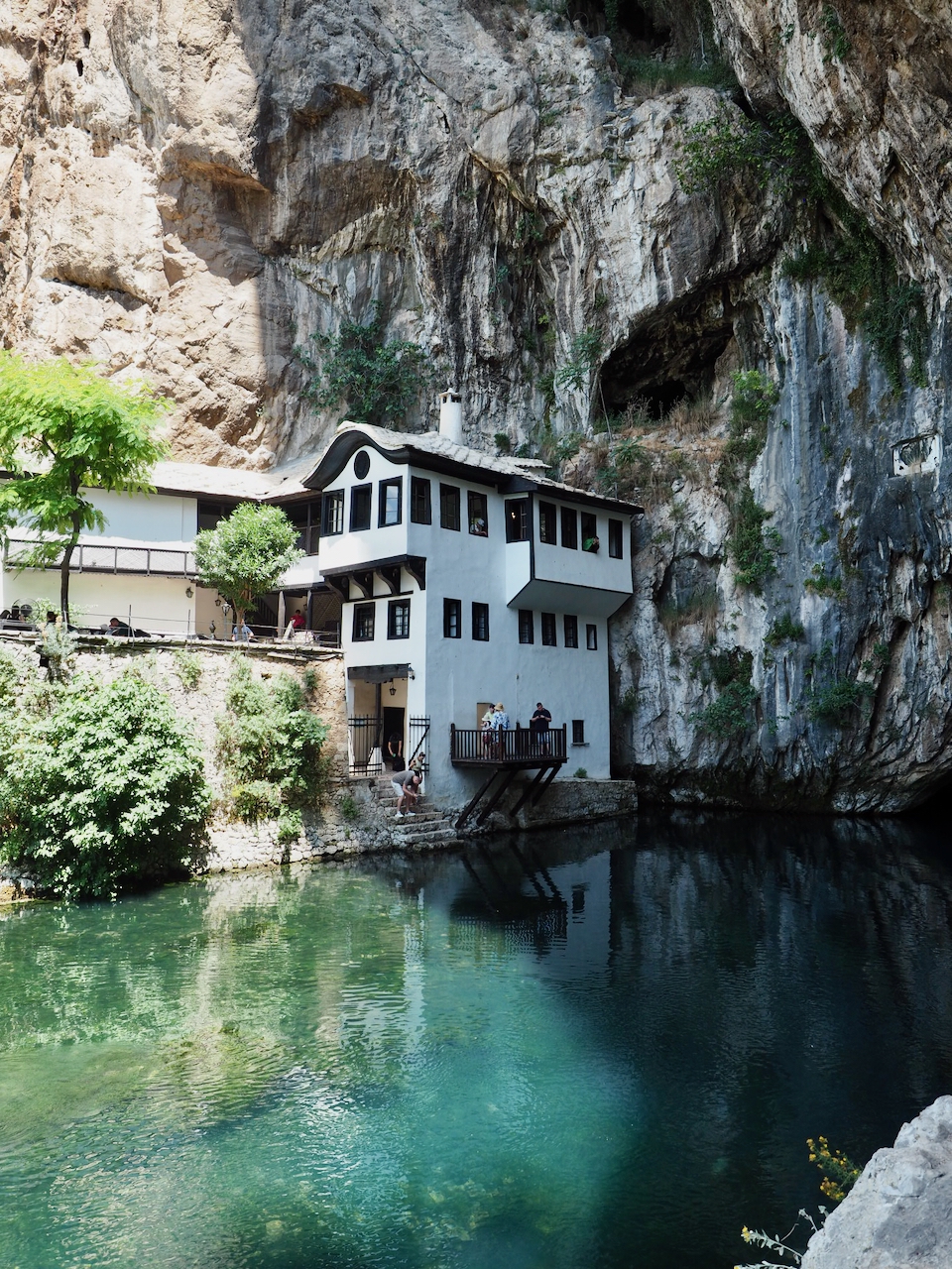 Das Derwischkloster von Blagaj steht unter einer hohen Felswand an der Bunaquelle.