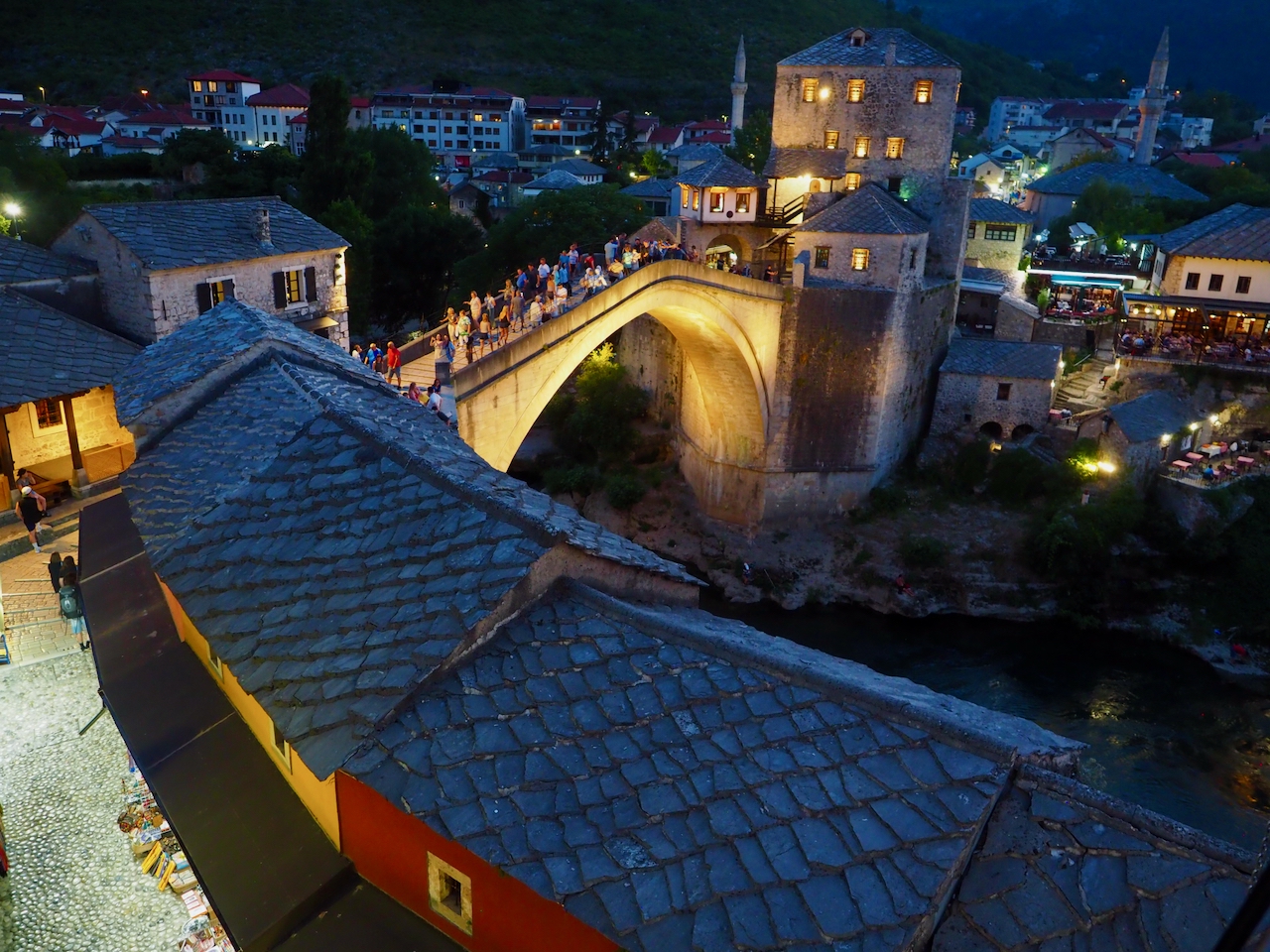 Die Altstadt von Mostar und die Stari Most im Licht des Abends.