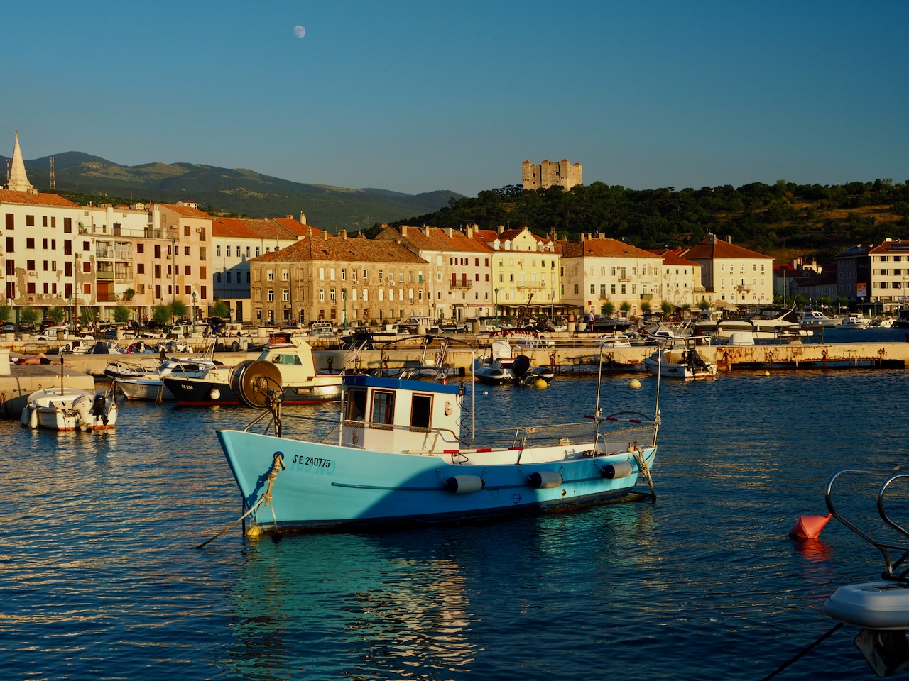 Blick auf die kroatische Küstenstadt Senj an der Adria.