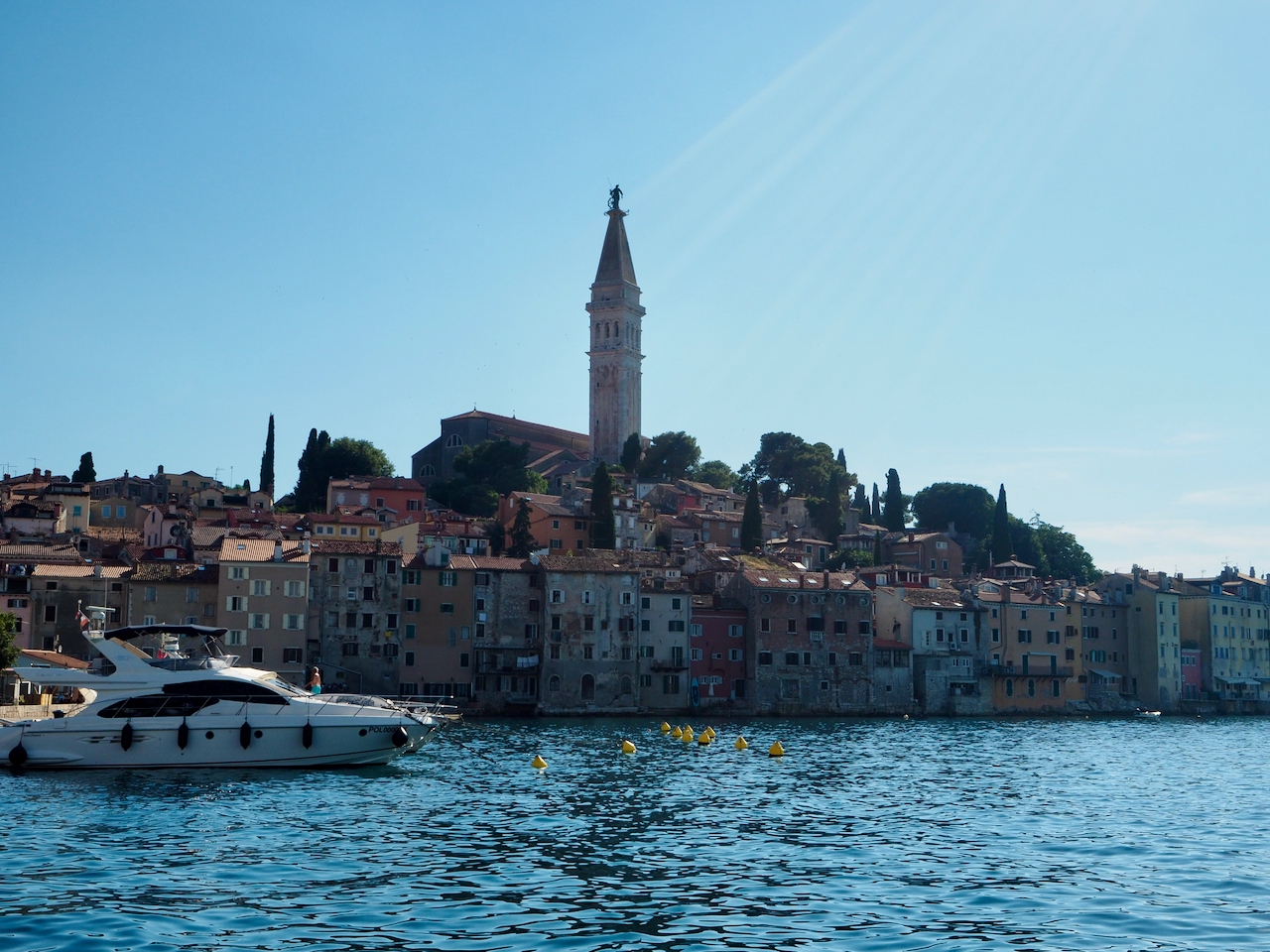 Blick auf die dicht bebaute Altstadt von Rovinj am Meer.