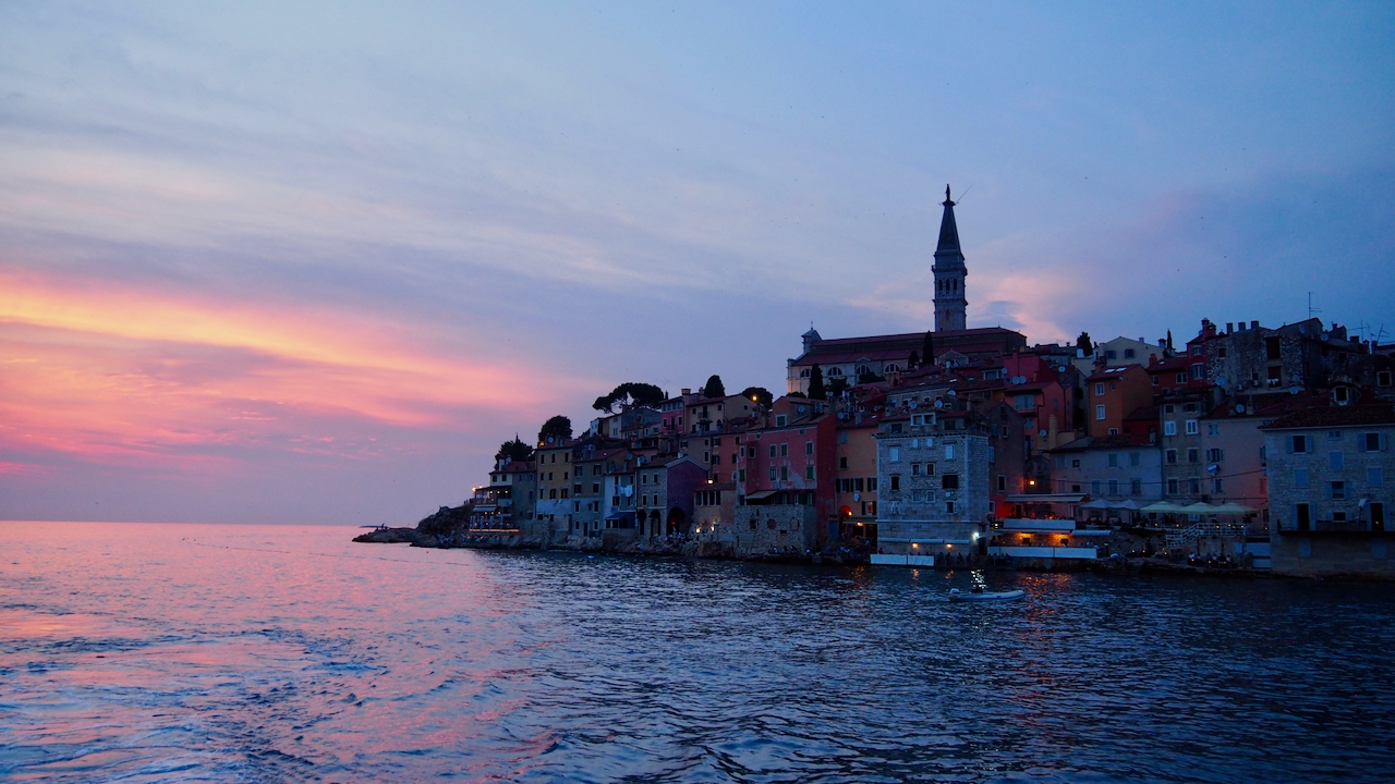 Blick vom Hafen auf die Altstadt von Rovinj und ihren markanten Kirchturm.