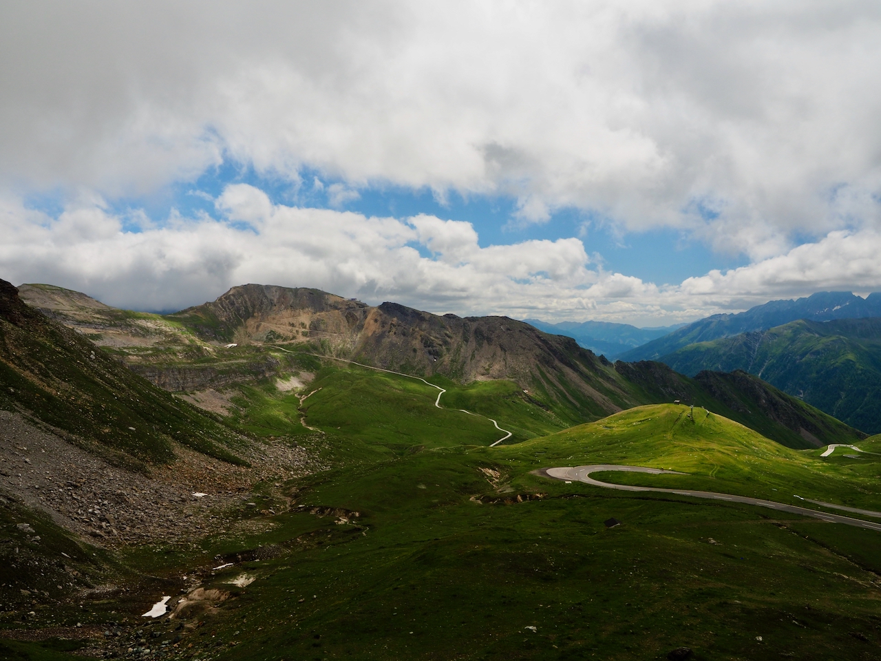 Die Großglockner-Hochalpenstraße verläuft durch eine weite alpine Berglandschaft.