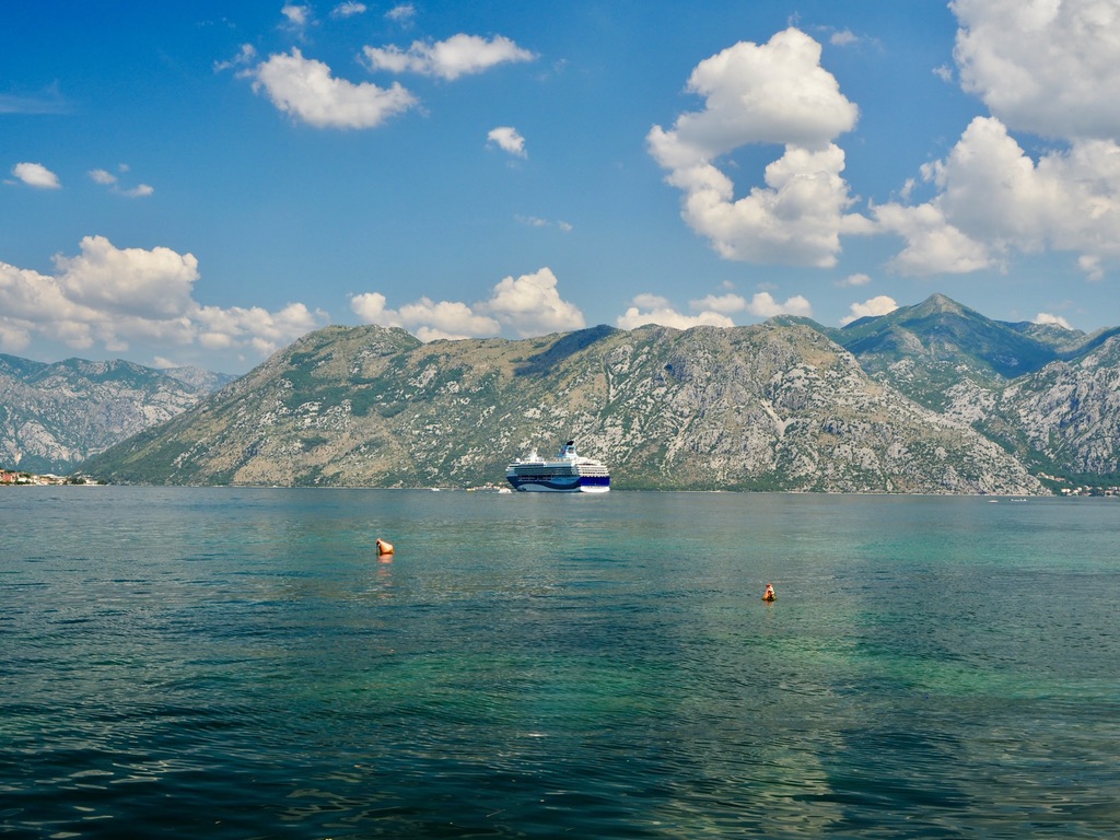 Kreuzfahrtschiff in der Bucht von Kotor.